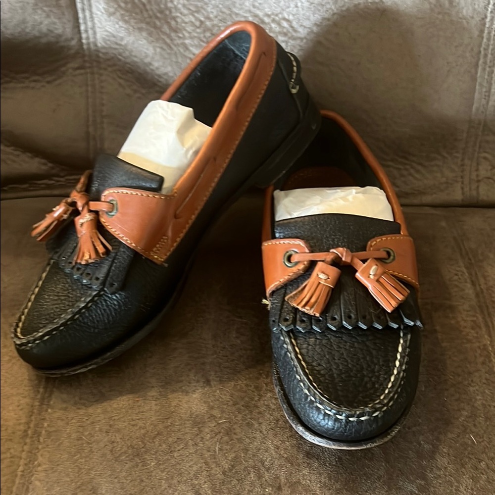 Women’s Pebble Leather Black and Brown Loafers with tassels 5.5 rare find